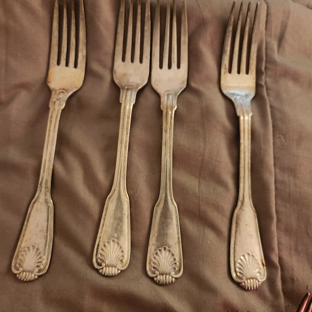 Antique 43 piece International E.P Korea shell pattern silverware set. - Picture 8 of 16